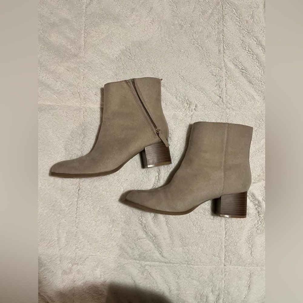Old Navy Women’s Boots Size 9